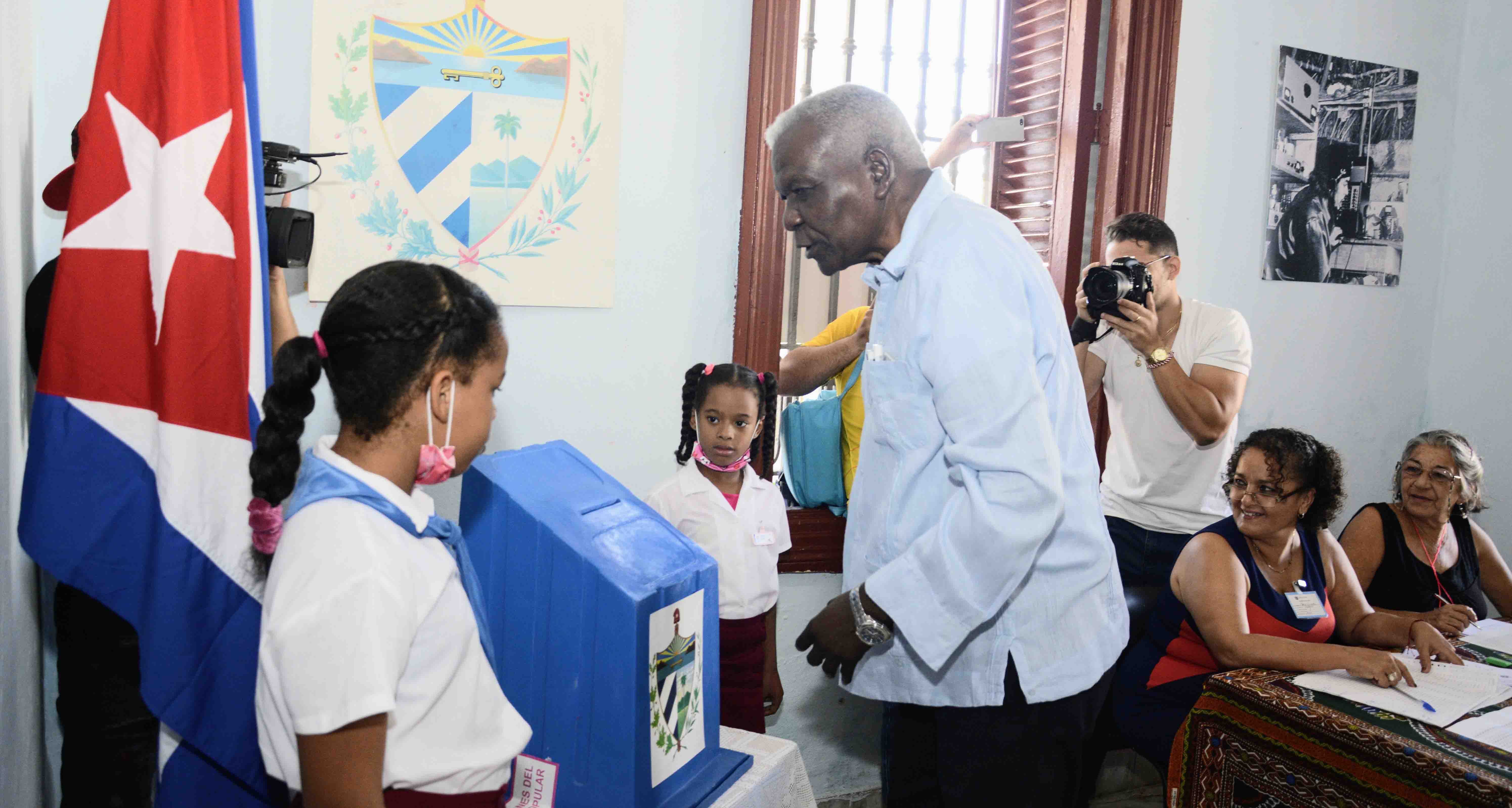 Ejerce Esteban Lazo derecho al voto en elecciones municipales y recorre colegios electorales del municipio Arroyo Naranjo